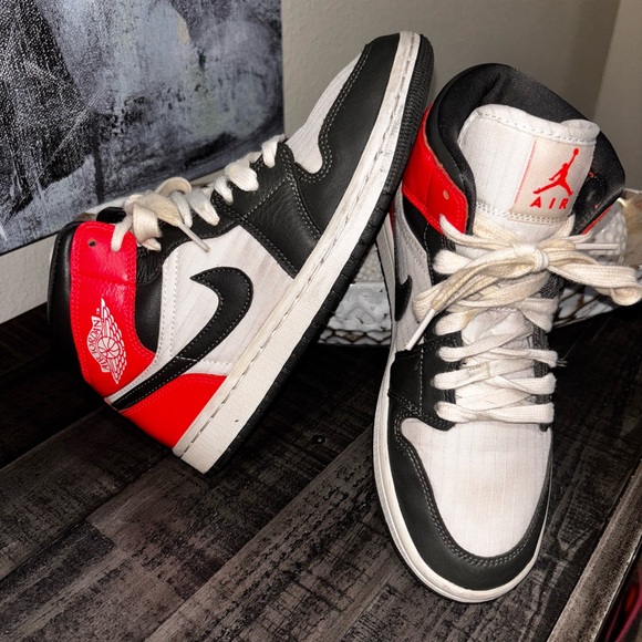 Air Jordan 1 Mid SE Womens Size 7 Newsprint Crimson - Picture 2 of 13